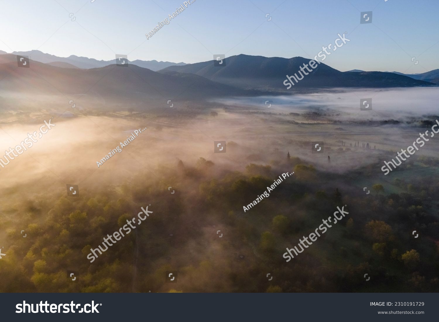 Luftbild eines Tals mit Nebel am frühen Morgen Nebel zwischen Bergen in Psaka, Epirus, Griechenland. – Stockfoto