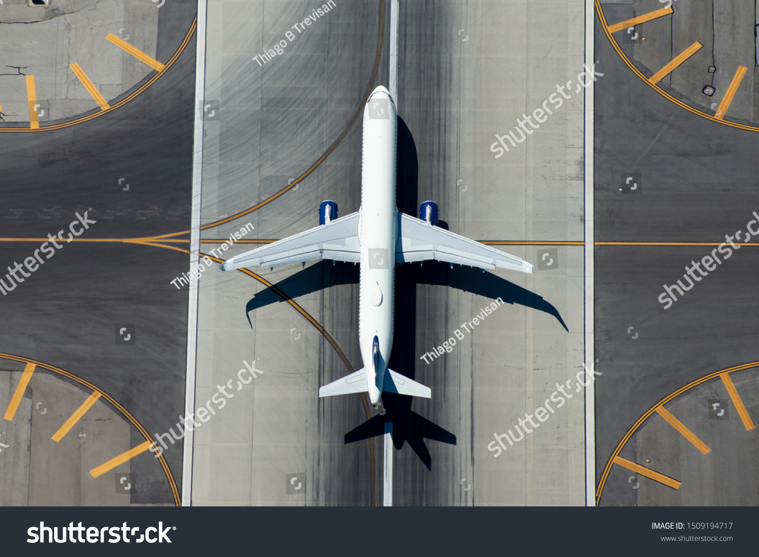 Luftbild von schmalen Karosseriefliegern, die die Landebahn des Flughafens verlassen. – Stockfoto
