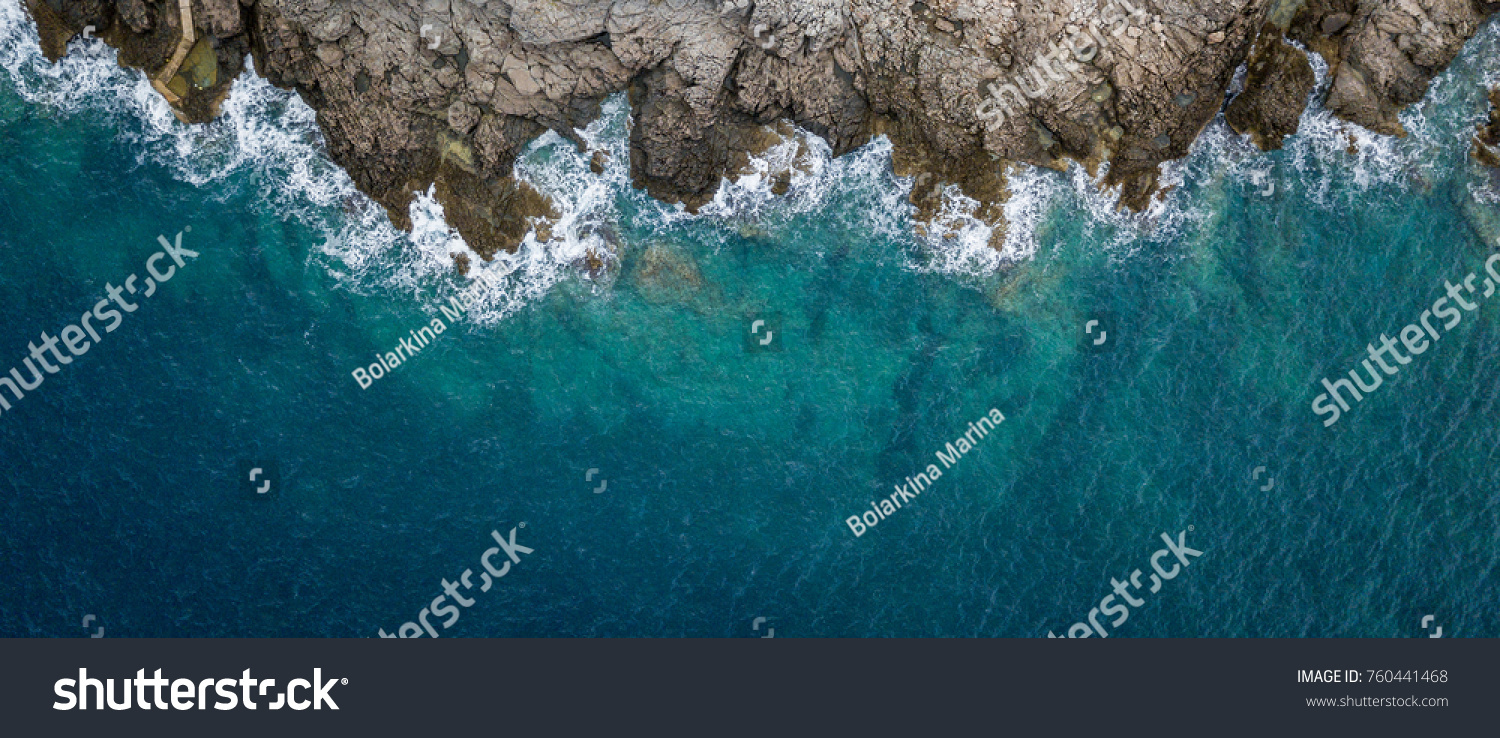 Luftsicht auf die Meereswellen und fantastische Felsküste, Montenegro
 – Stockfoto