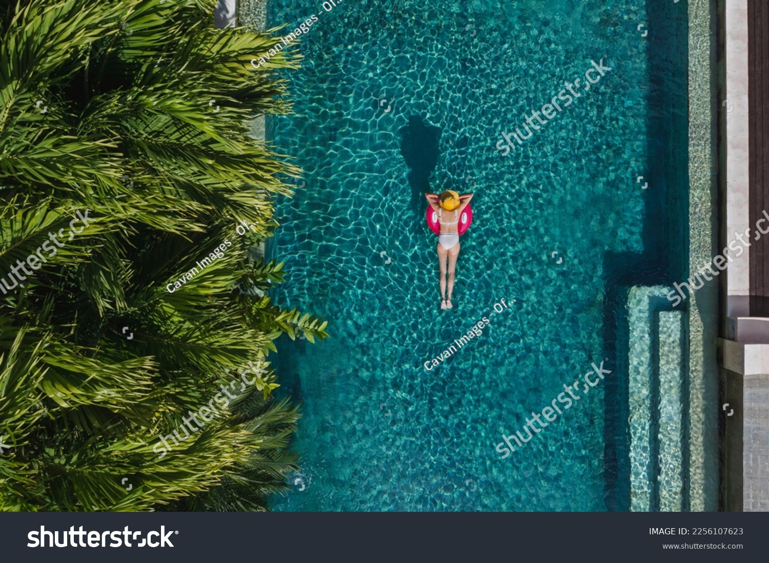 Luftbild der Frau im Schwimmbad – Stockfoto