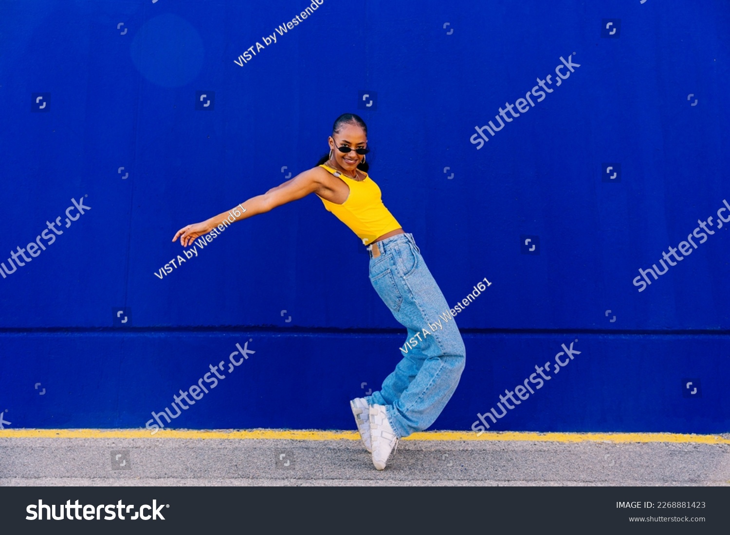 Tänzer auf Zehenspitzen, tanzend auf blauem Steg – Stockfoto