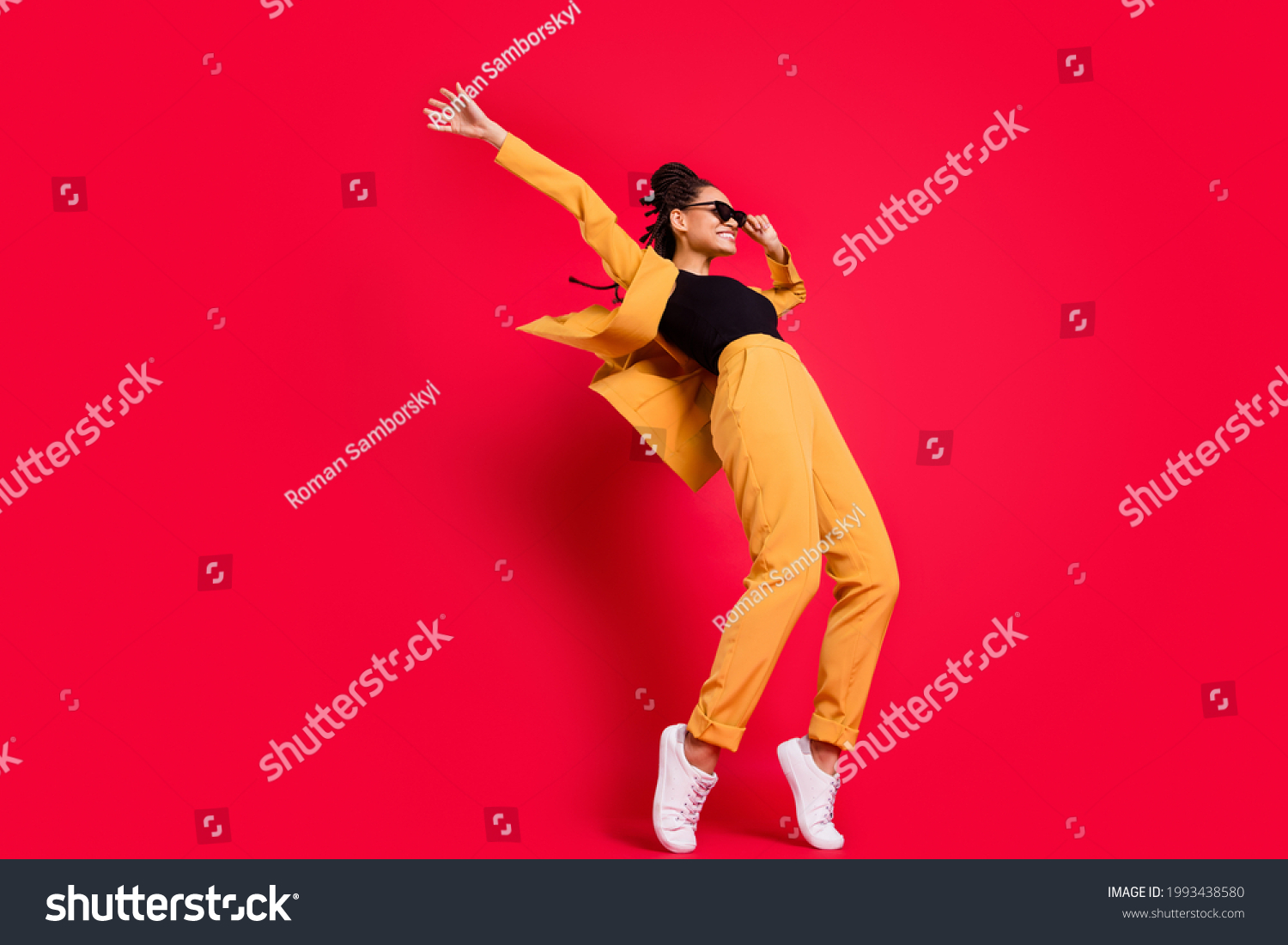 Full size profile photo von lustigen Danzys Dance Trage Augenbekleidung gelber Anzug einzeln auf lebhaft rotem Hintergrund – Stockfoto
