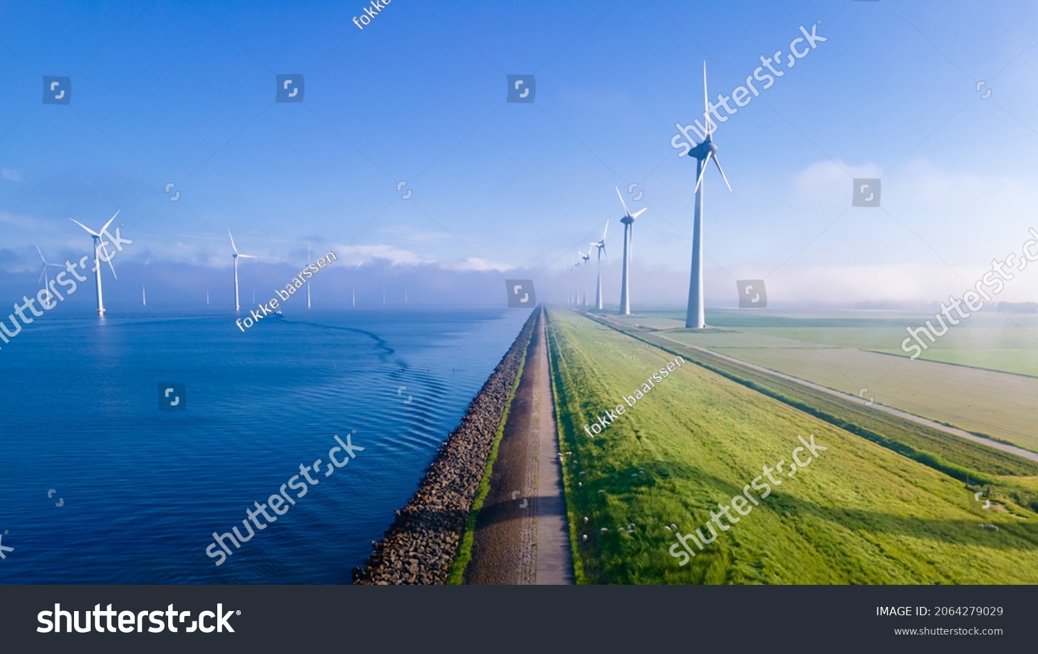 Offshore Windmühle Park mit Wolken und einem blauen Himmel, Windmühle Park in der Luft des Ozeans mit Windturbine Flevoland Niederlande Ijsselmeer. Grüne Energie  – Stockfoto
