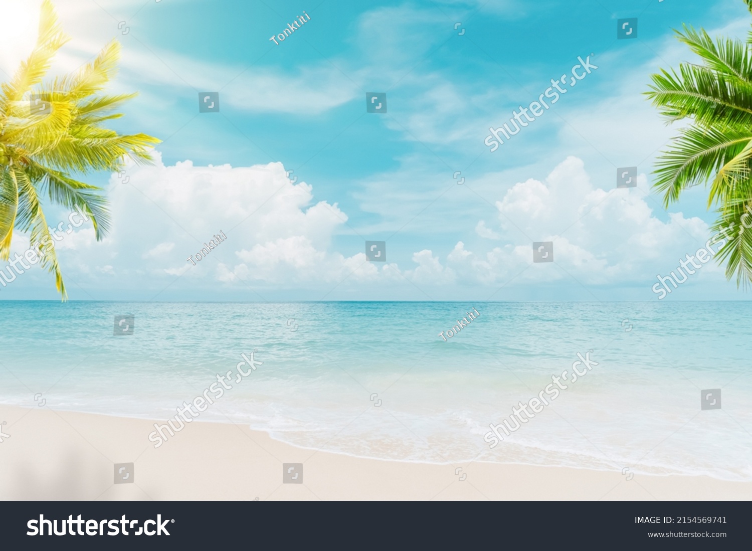 Palmen am tropischen Strand mit blauem Himmel und weißen Wolken abstrakter Hintergrund. Kopienraum des Sommerurlaubs- und Geschäftsreisekonzepts. Vintage Ton Filter Effekt Farbe Stil. – Stockfoto
