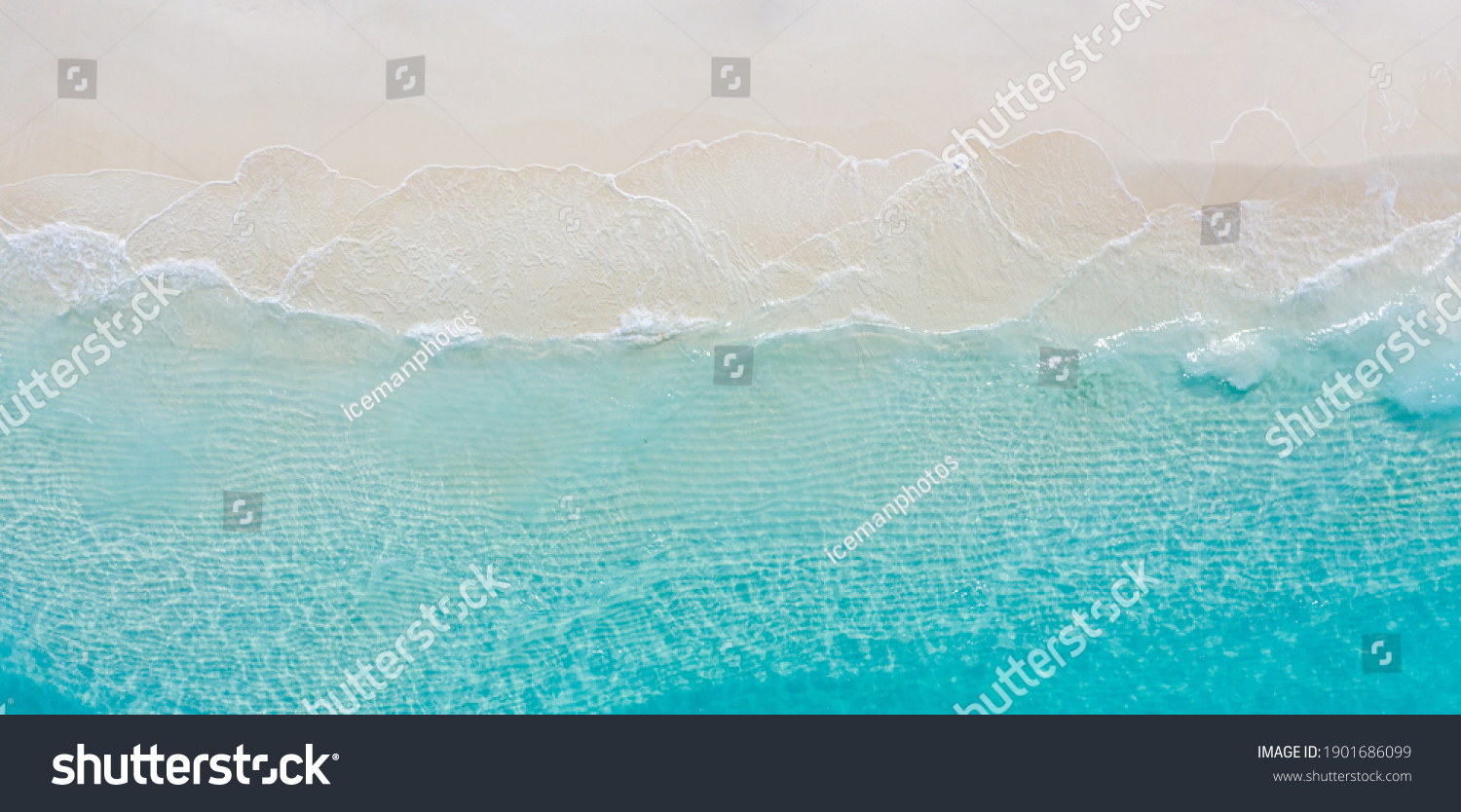 Sommersaison schöne Wellen, blaues Meerwasser an sonnigen Tagen. Draufsicht von Drohne. Meeresantensicht, erstaunlicher tropischer Naturhintergrund. Schönes, helles Meer mit Wellen und Konzept von Strand-Sand – Stockfoto