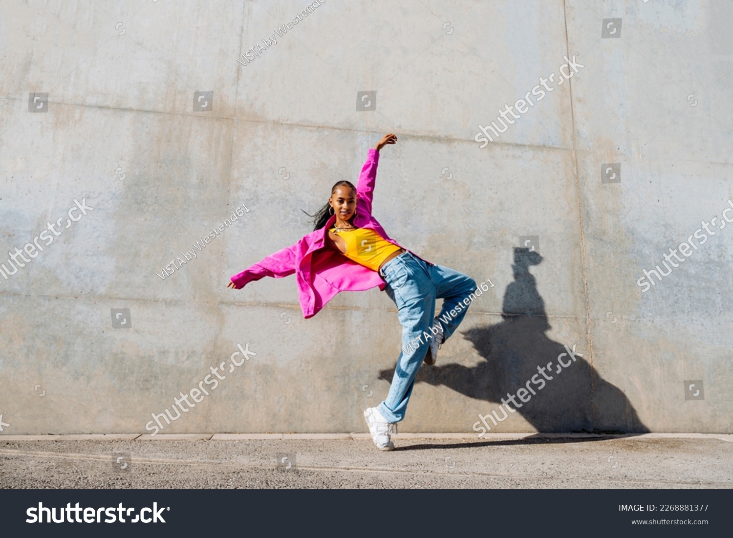 Junge Hip-Hop-Tänzerin vor der Wand – Stockfoto